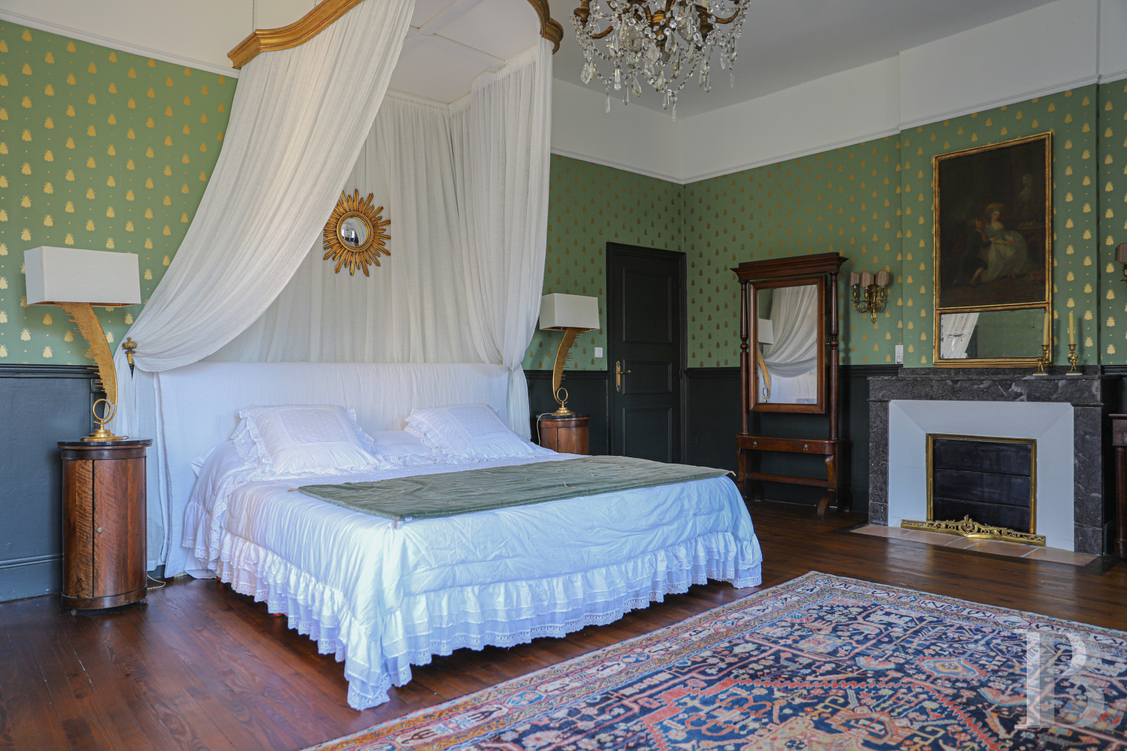 An 18th century chateau surrounded by trees and hills in the Lot valley - photo  n°18